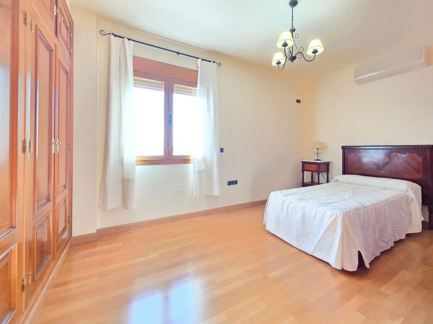 Habitación de Casa adosada en venta en Jaén con Aire acondicionado, Calefacción y Jardín privado