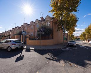 Vista exterior de Casa adosada en venda en Boadilla del Monte amb Calefacció, Jardí privat i Terrassa