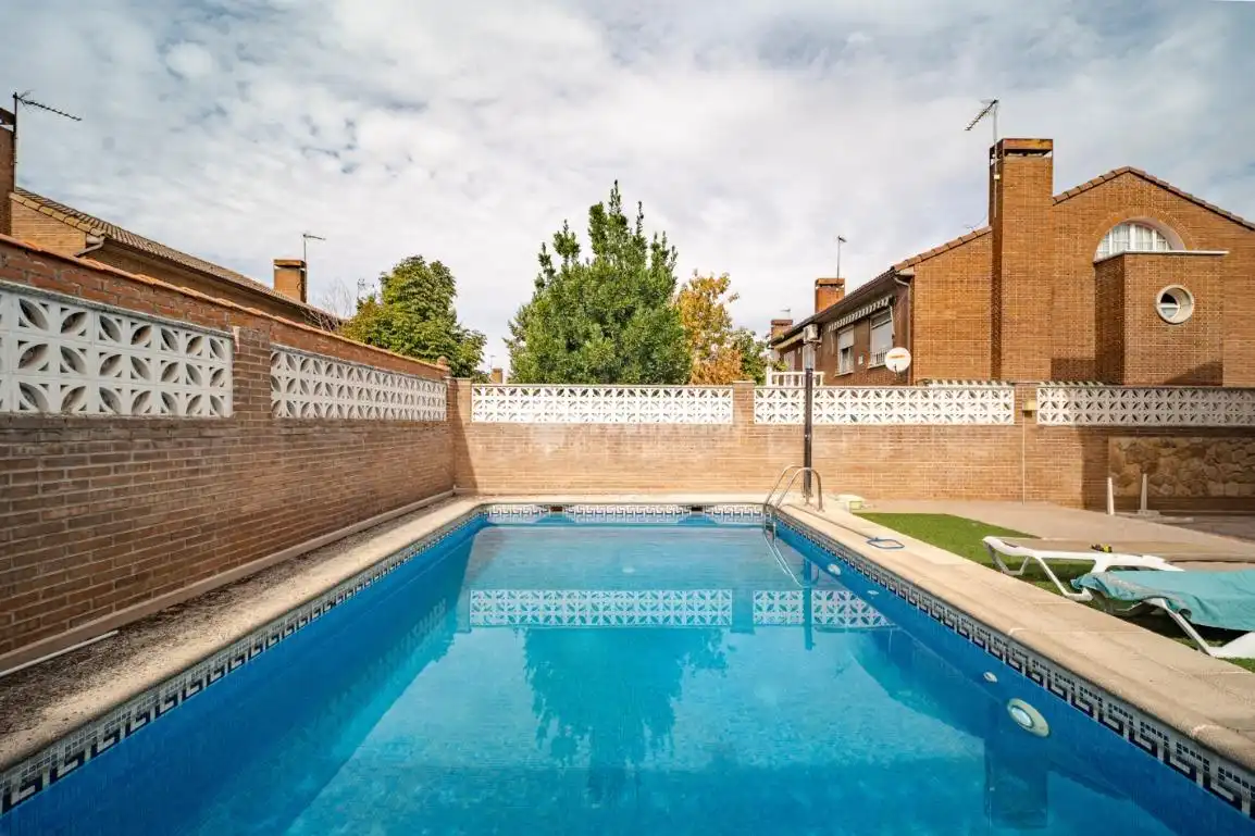 Piscina de Casa adosada en venta en Arganda del Rey con Aire acondicionado y Calefacción