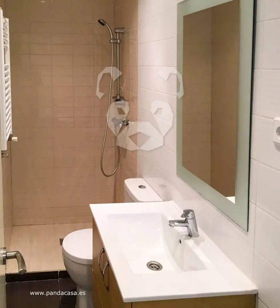 Bathroom of Flat for rent in Madrid  with Air Conditioner, Heating and Terrace