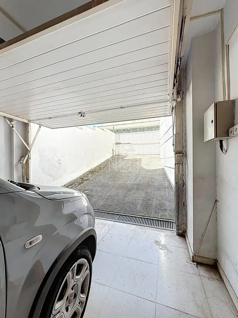 Parkplatz von Einfamilien-Reihenhaus zum Verkauf in Granada mit Klimaanlage, Privatgarten und Terrasse