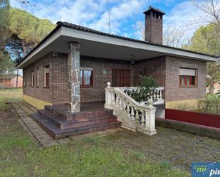 Vista exterior de Casa o xalet en venda en Villabáñez amb Calefacció, Jardí privat i Terrassa