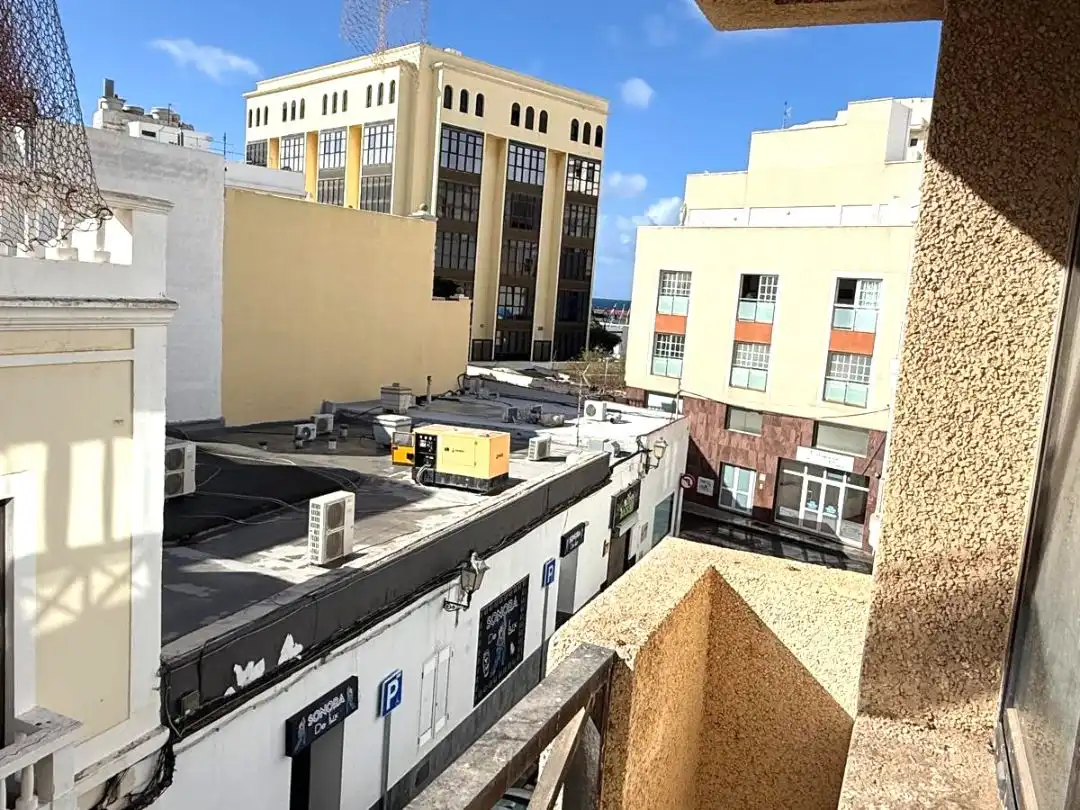 Vista exterior de Oficina en venda en Arrecife amb Balcó