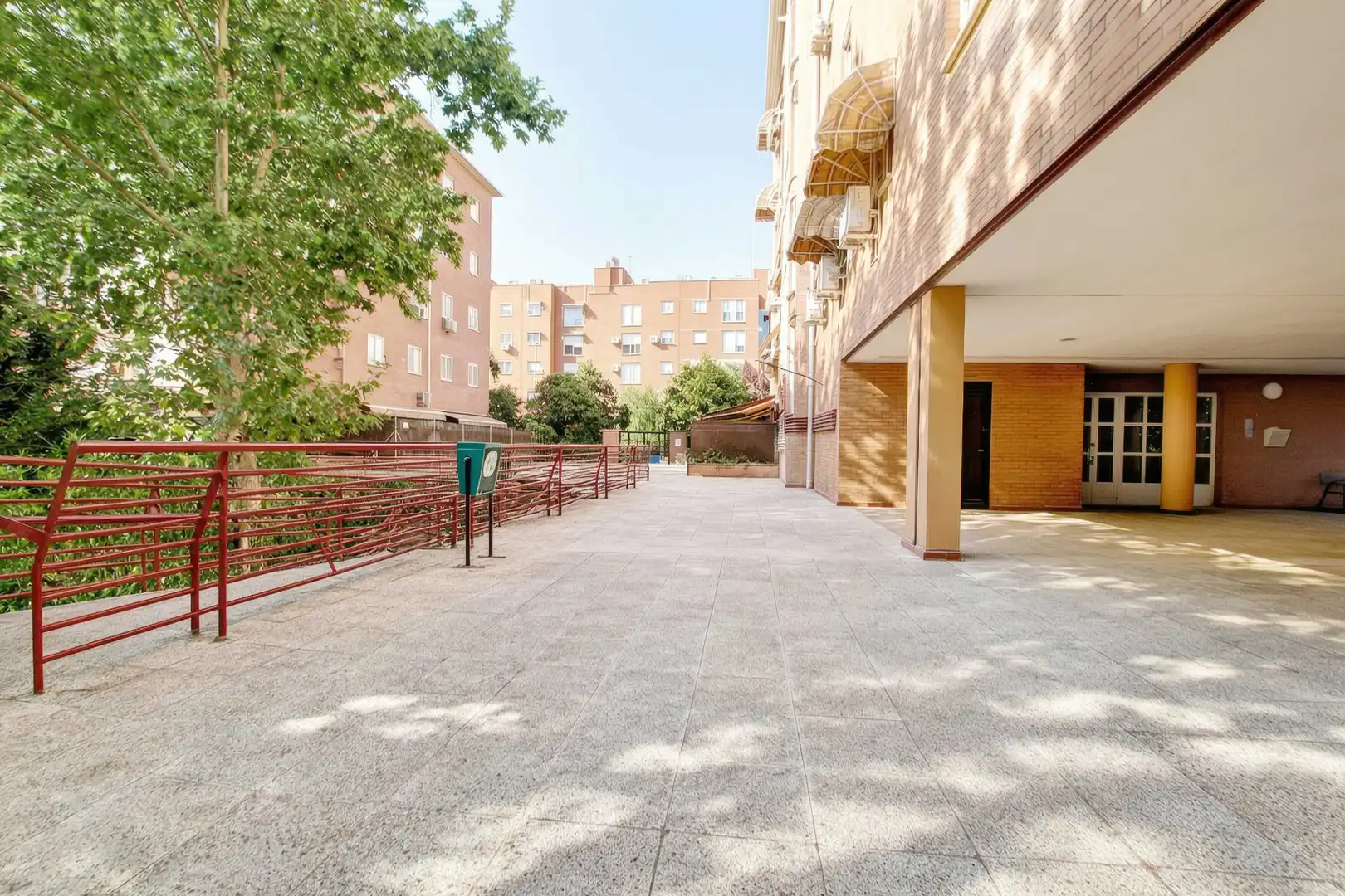 Vista exterior de Pis en venda en Alcalá de Henares amb Aire condicionat, Calefacció i Jardí privat