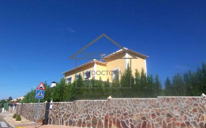 Vista exterior de Casa o xalet en venda en Casarrubios del Monte amb Aire condicionat, Calefacció i Jardí privat