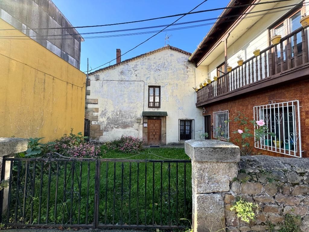 Vista exterior de Casa o xalet en venda en Los Corrales de Buelna  amb Terrassa