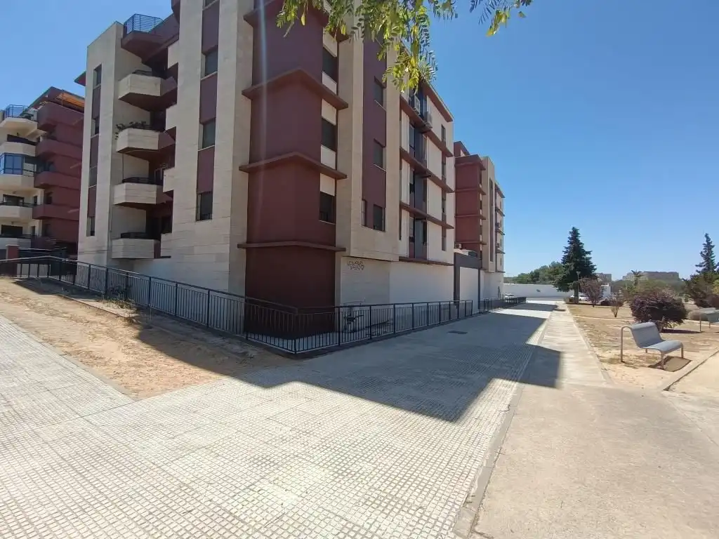 Vista exterior de Local en venta en Casco Antiguo