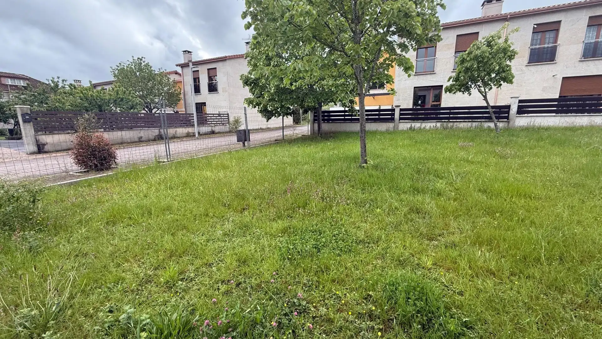 Casa adosada en venta en Allariz con Calefacción, Jardín privado y Terraza