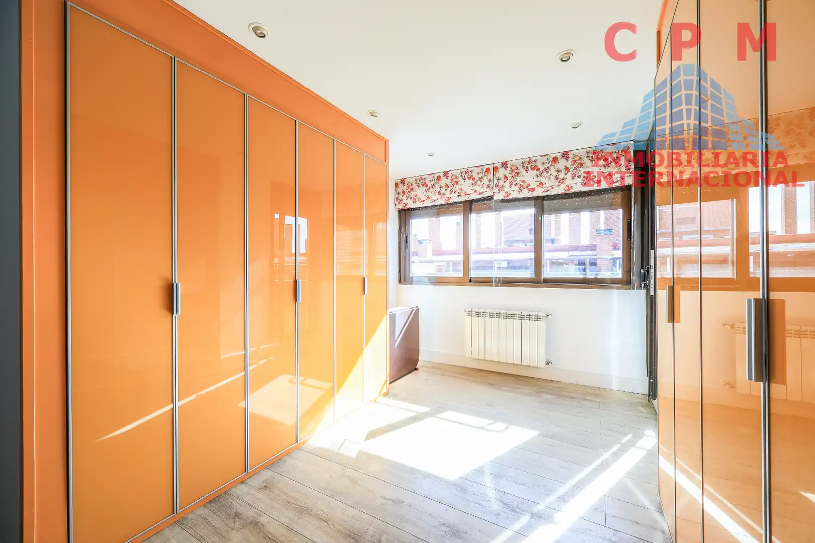 Schlafzimmer von Dachboden zur Miete in Madrid mit Klimaanlage, Heizung und Parkett