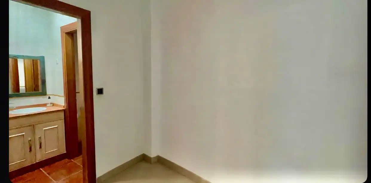 Local comercial en venda a Avenida Lancia 5, imagen 2