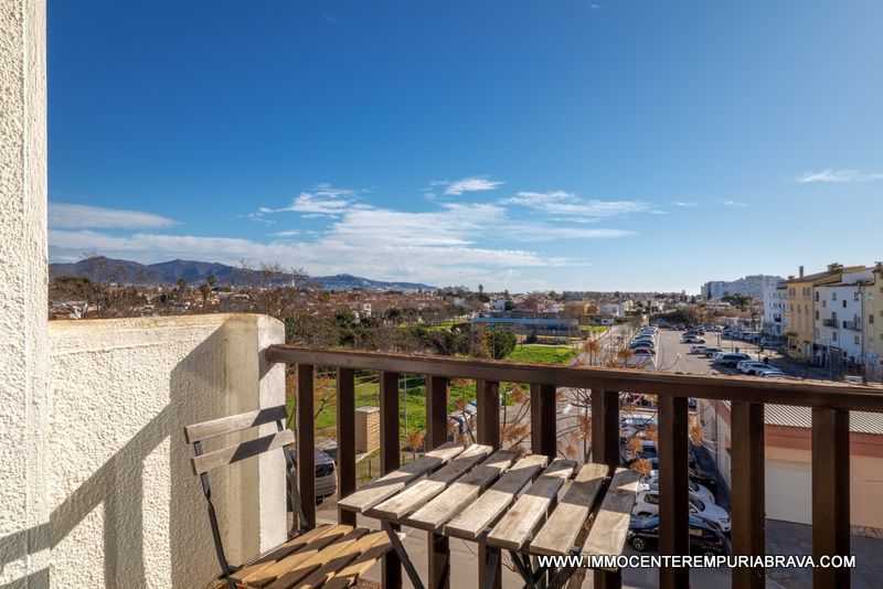 Vista exterior de Àtic en venda en Empuriabrava amb Terrassa