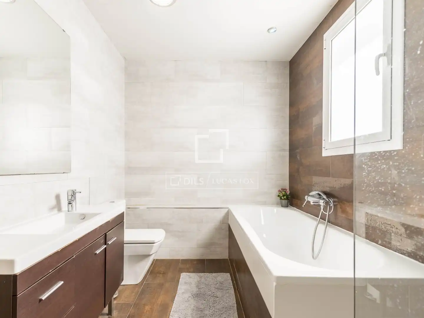 Baño de Ático en venta en Barcelona con Aire acondicionado, Terraza y Amueblado