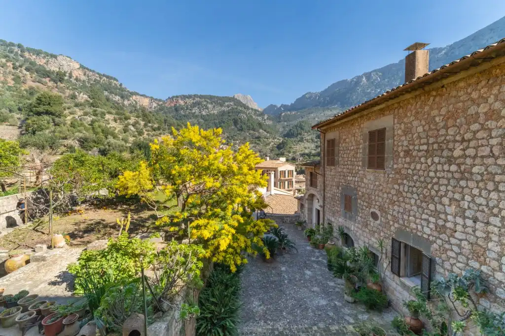 Vista exterior de Casa o xalet en venda en Fornalutx amb Jardí privat i Terrassa
