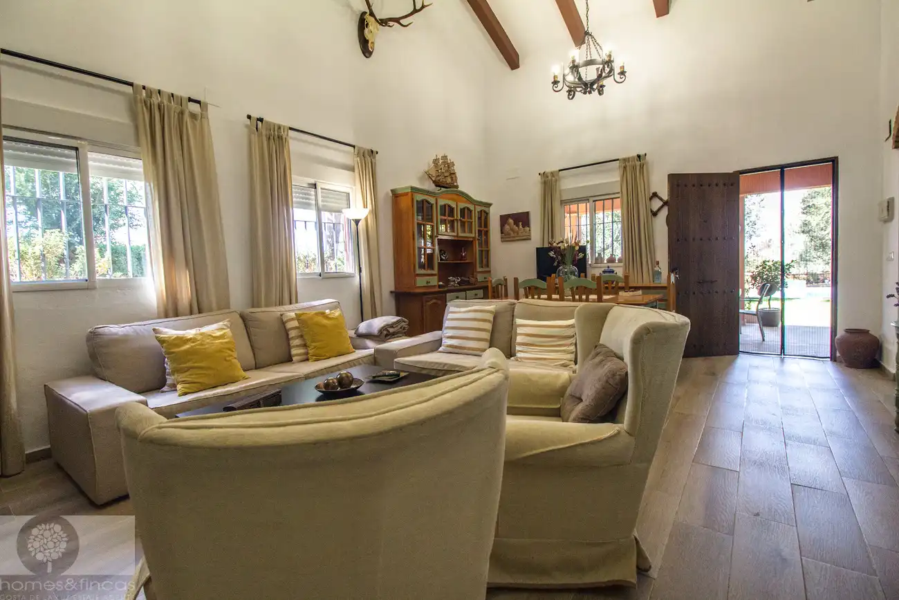 Sala d'estar de Finca rústica en venda en Cartaya amb Jardí privat, Traster i Piscina