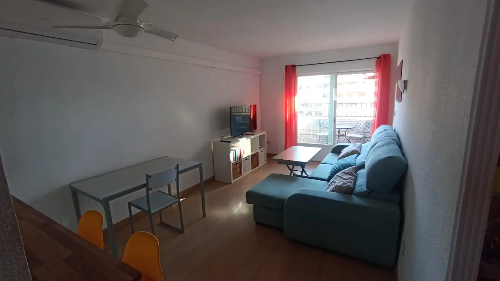 Wohnzimmer von Wohnungen zum Verkauf in Roquetas de Mar mit Klimaanlage, Parkett und Terrasse