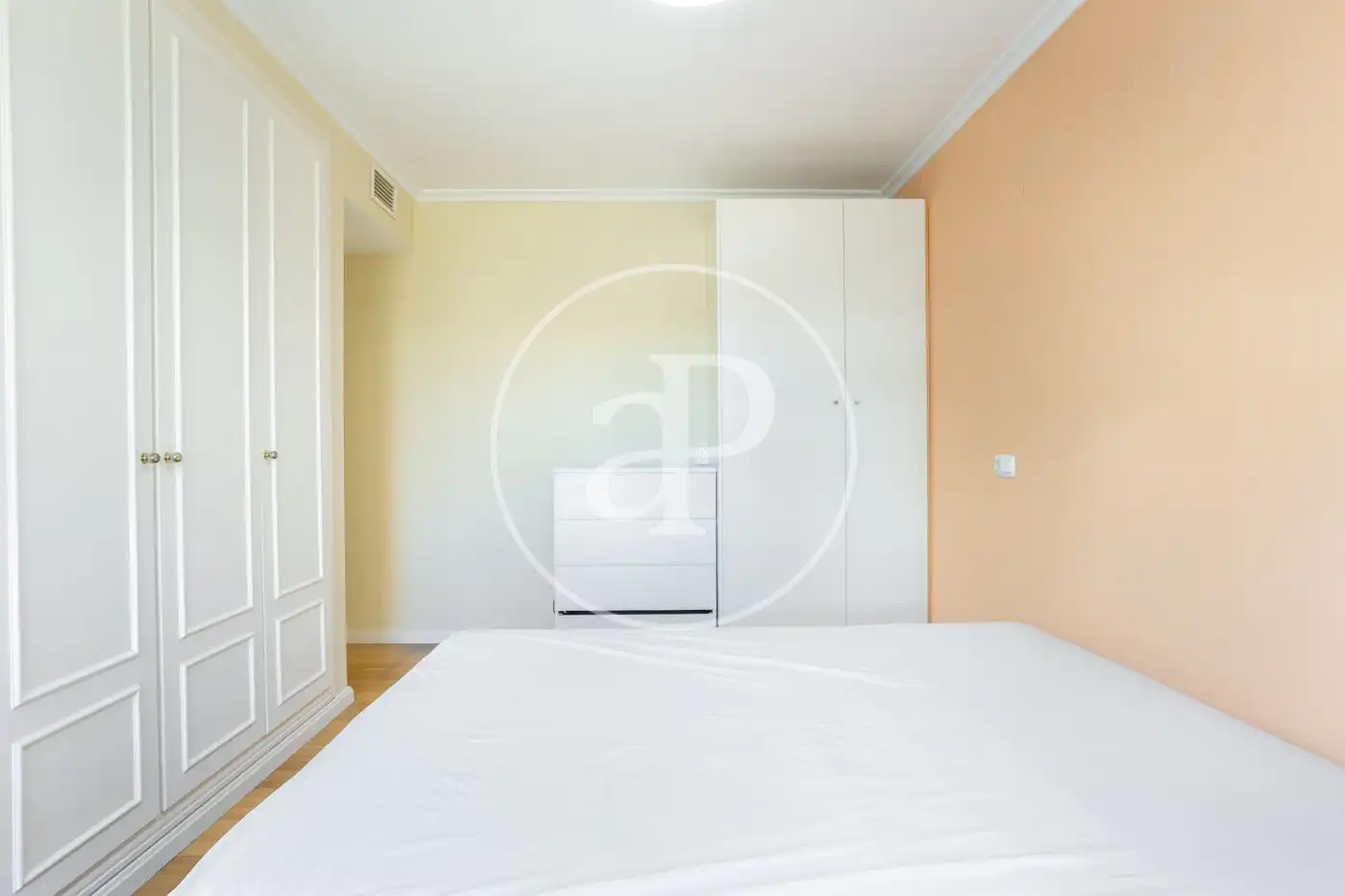 Schlafzimmer von Wohnung zur Miete in Valencia mit Klimaanlage, Heizung und Privatgarten