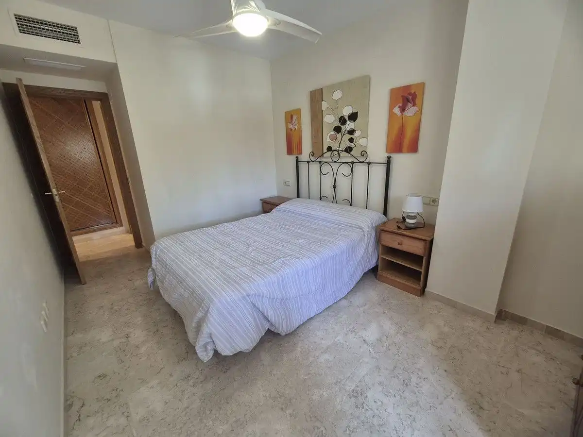 Dormitori de Apartament de lloguer en Estepona amb Aire condicionat, Calefacció i Terrassa