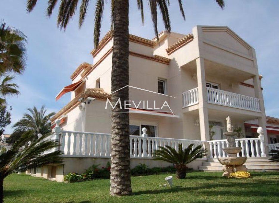 Vista exterior de Casa o xalet en venda en Orihuela amb Aire condicionat, Terrassa i Piscina