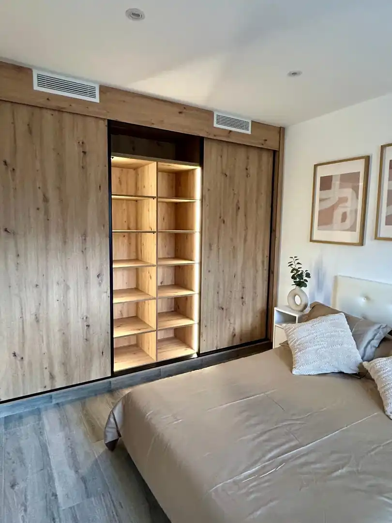 Habitación de Apartamento de alquiler en Estepona con Aire acondicionado, Jardín privado y Trastero