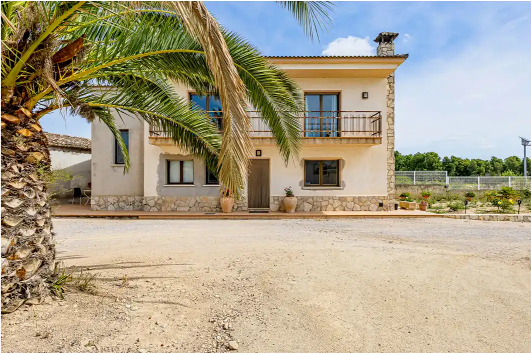 Detached house with garden for sale in Plaça de la Vila