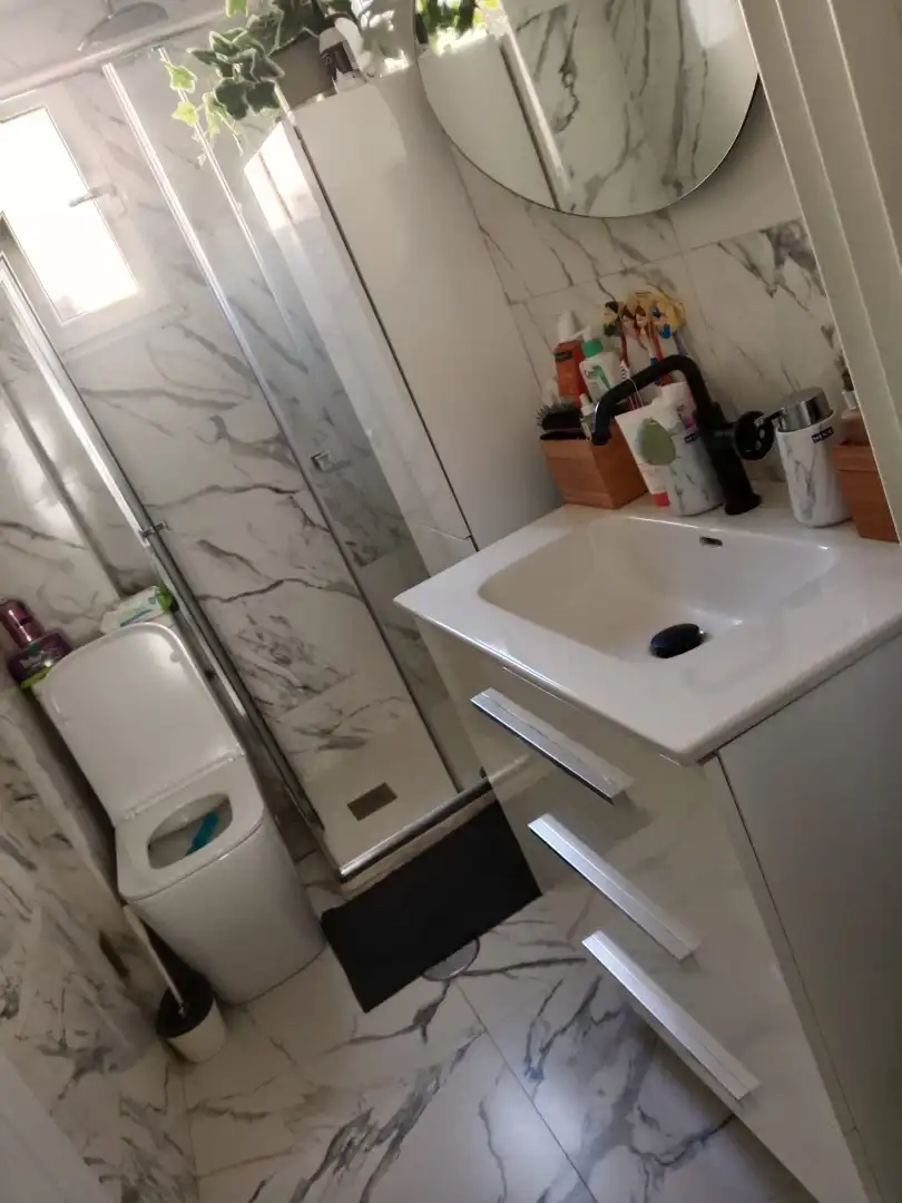 Bany de Pis en venda en Oviedo  amb Calefacció i Moblat