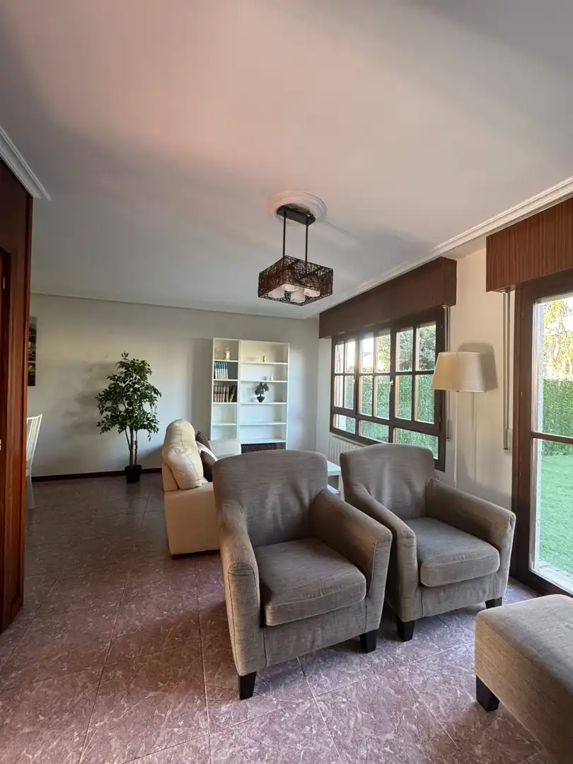 Sala d'estar de Casa adosada en venda en Polanco amb Calefacció, Jardí privat i Parquet