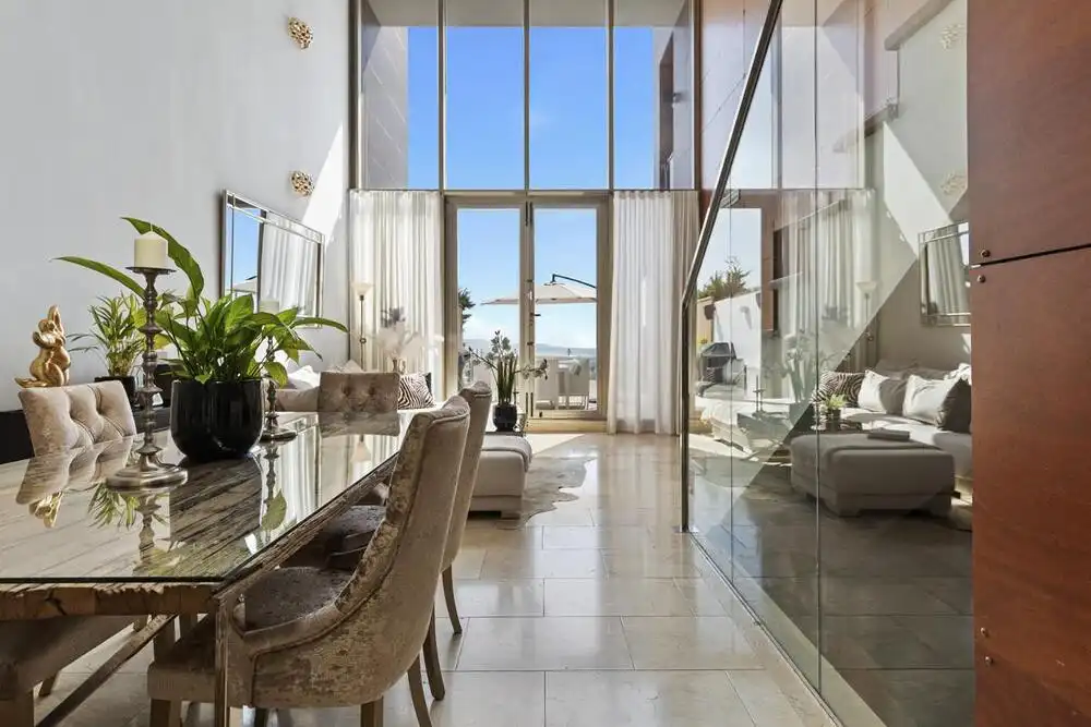 Wohnzimmer von Einfamilien-Reihenhaus zur Miete in Benahavís mit Klimaanlage, Privatgarten und Terrasse