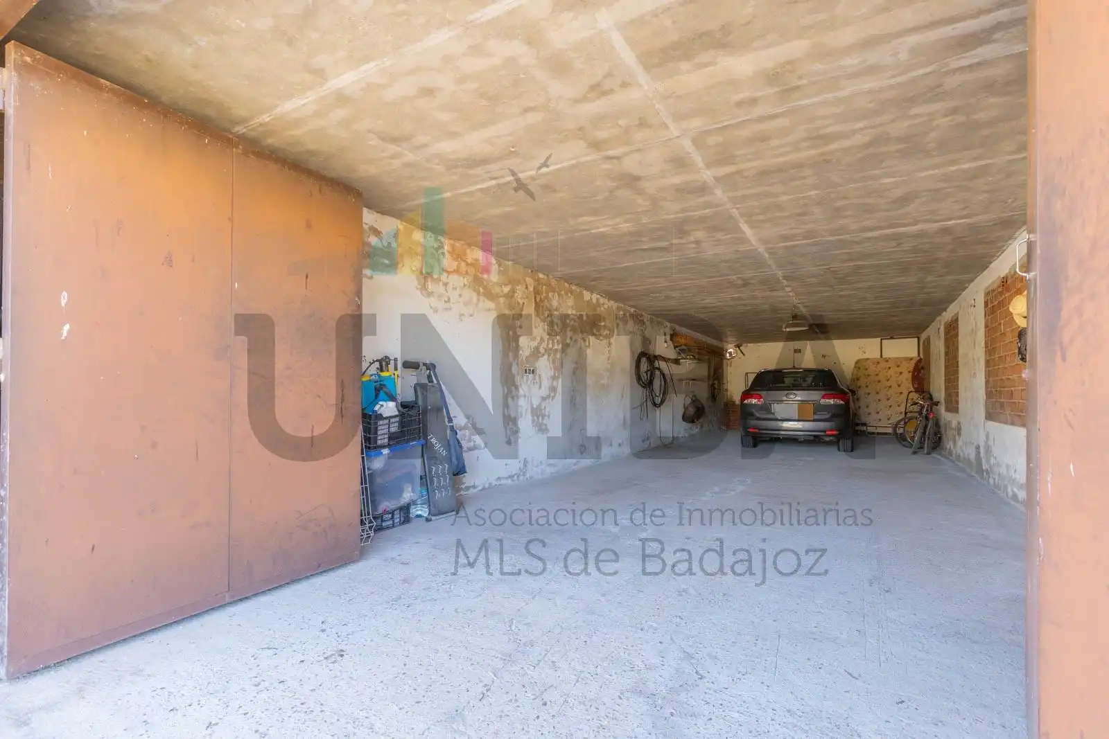 Aparcament de Casa o xalet en venda en Badajoz amb Aire condicionat, Jardí privat i Piscina