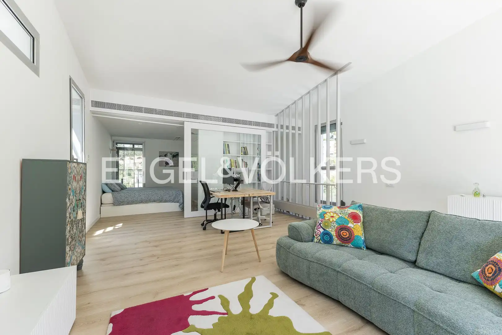 Sala d'estar de Casa o xalet en venda en Esplugues de Llobregat amb Aire condicionat, Calefacció i Jardí privat