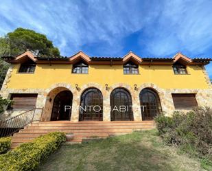 Vista exterior de Casa o xalet en venda en Montcada i Reixac amb Jardí privat, Terrassa i Traster