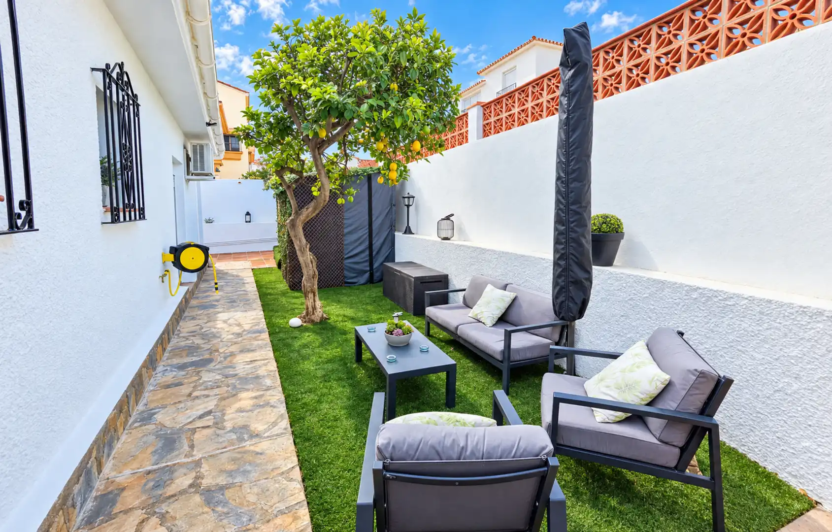 Terrace of Houses for sale in La Duquesa