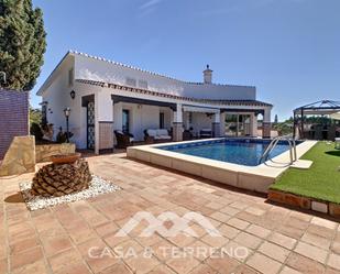 Vista exterior de Casa o xalet en venda en Vélez-Málaga amb Aire condicionat, Terrassa i Piscina