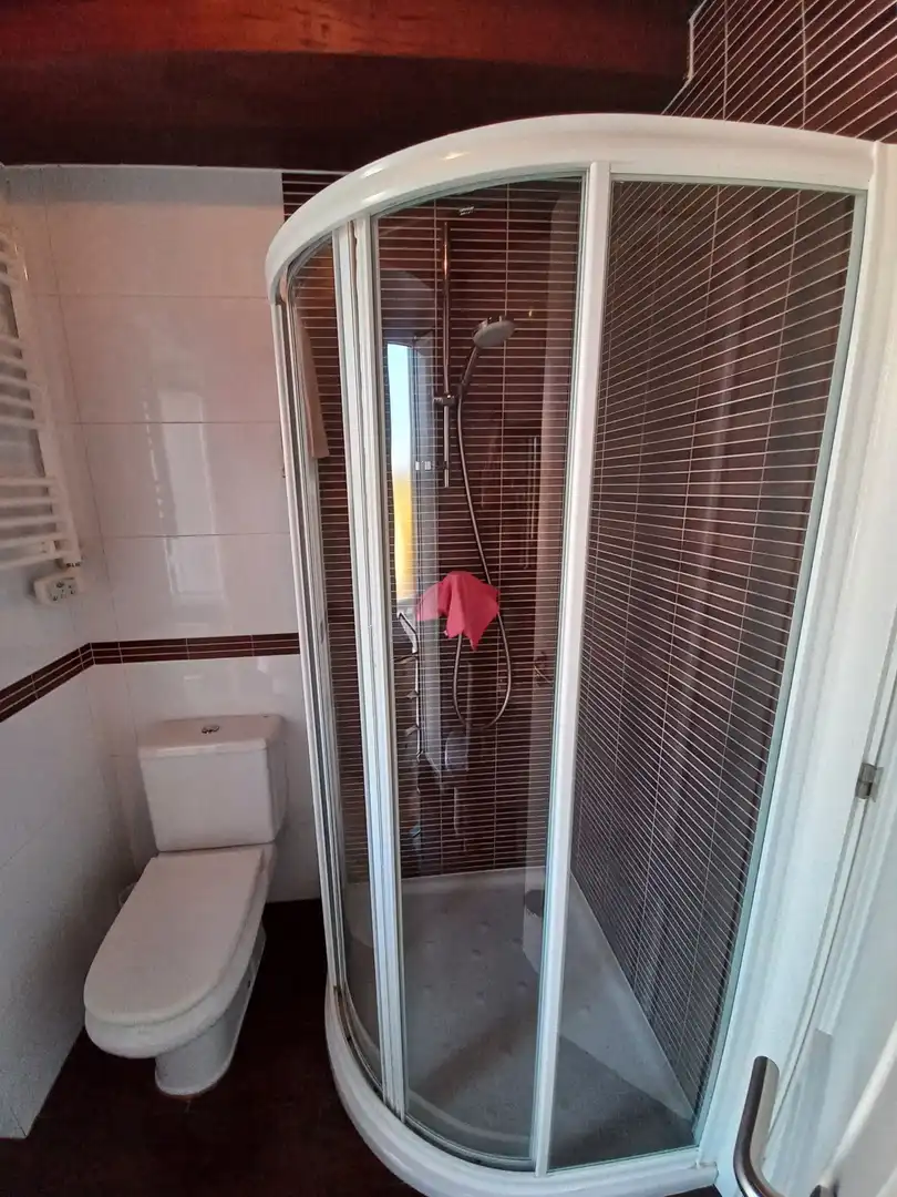 Bany de Casa o xalet en venda en Oleiros amb Parquet, Terrassa i Traster