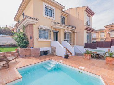 Casa bifamiliare con piscina in vendita a Calle Jerezana 6