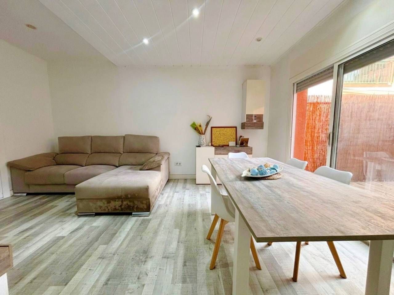 Living room of Flat for sale in Cerdanyola del Vallès  with Parquet flooring and Furnished