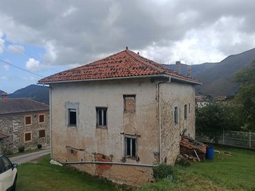 Casa rústica con balcón en venta en Valdés - Luarca