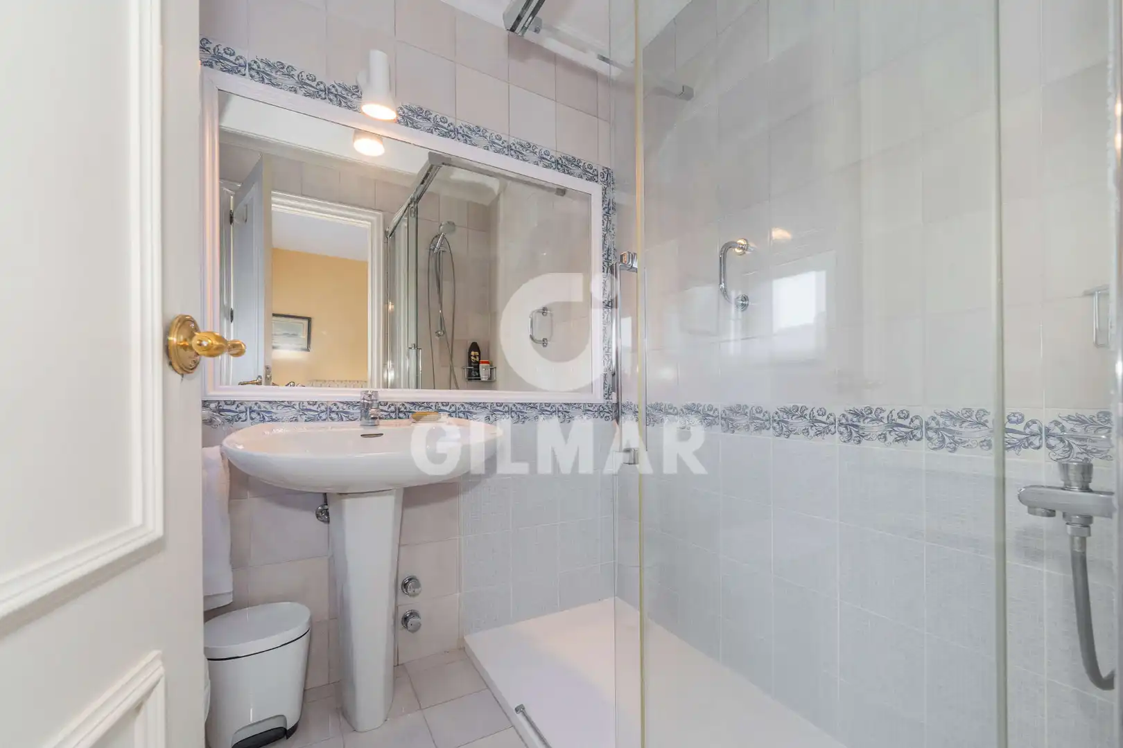 Badezimmer von Einfamilien-Reihenhaus zum Verkauf in La Moraleja mit Klimaanlage, Heizung und Privatgarten