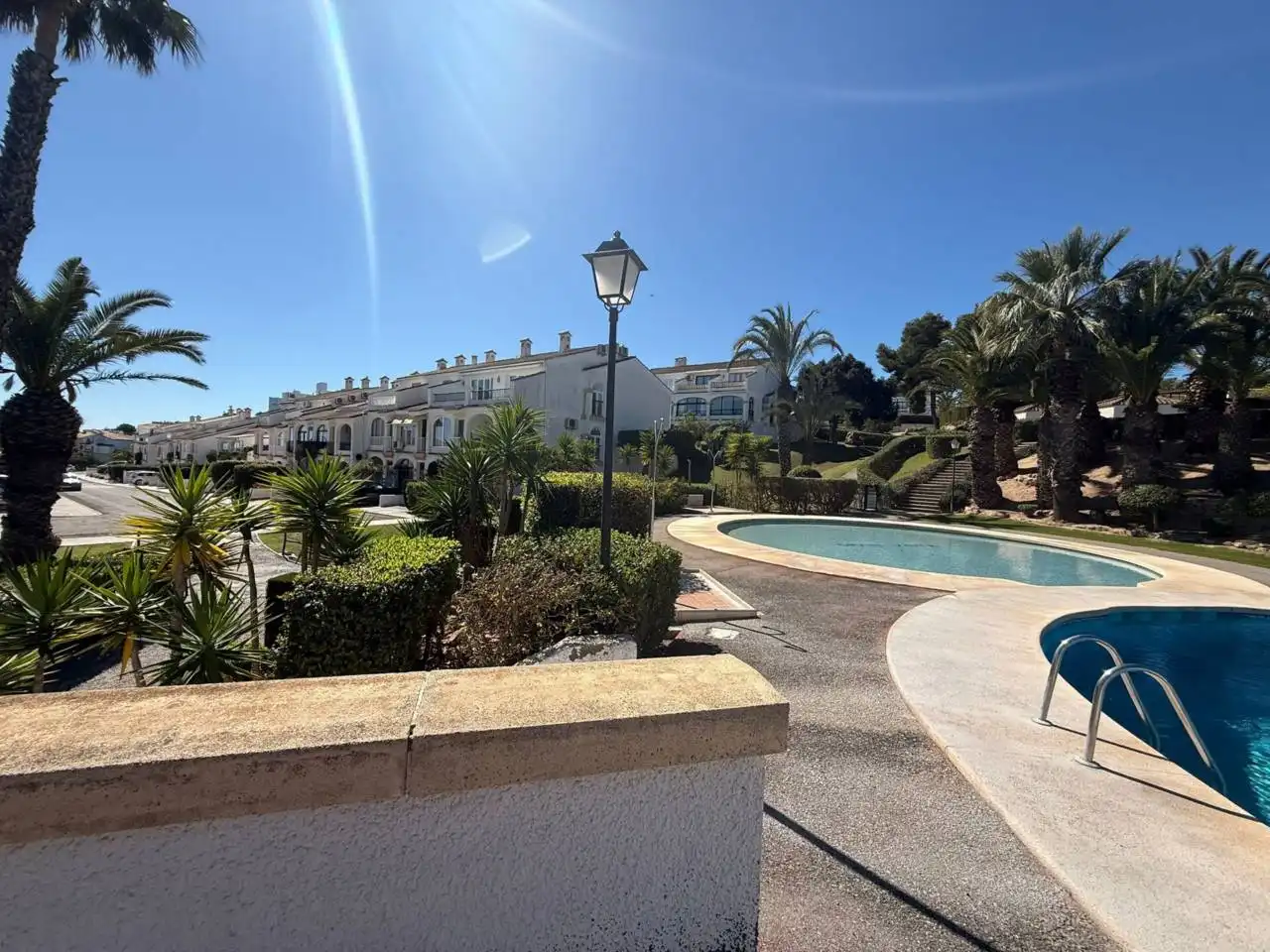 Außenansicht von Wohnung zum Verkauf in Santa Pola mit Klimaanlage, Terrasse und Gemeinschaftspool