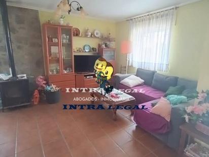 Sala d'estar de Casa o xalet en venda en Almenara de Tormes amb Terrassa i Moblat