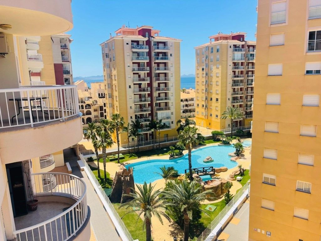 Vista exterior de Apartament en venda en La Manga del Mar Menor amb Calefacció, Jardí privat i Terrassa