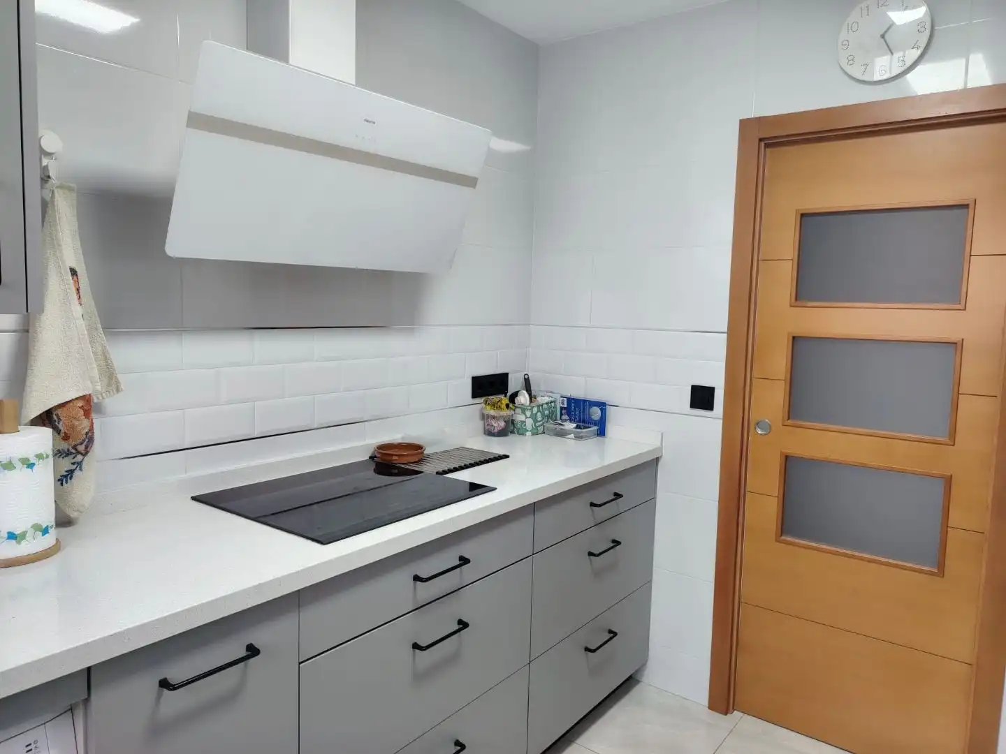 Kitchen of Flat for sale in  Sevilla Capital  with Air Conditioner and Balcony