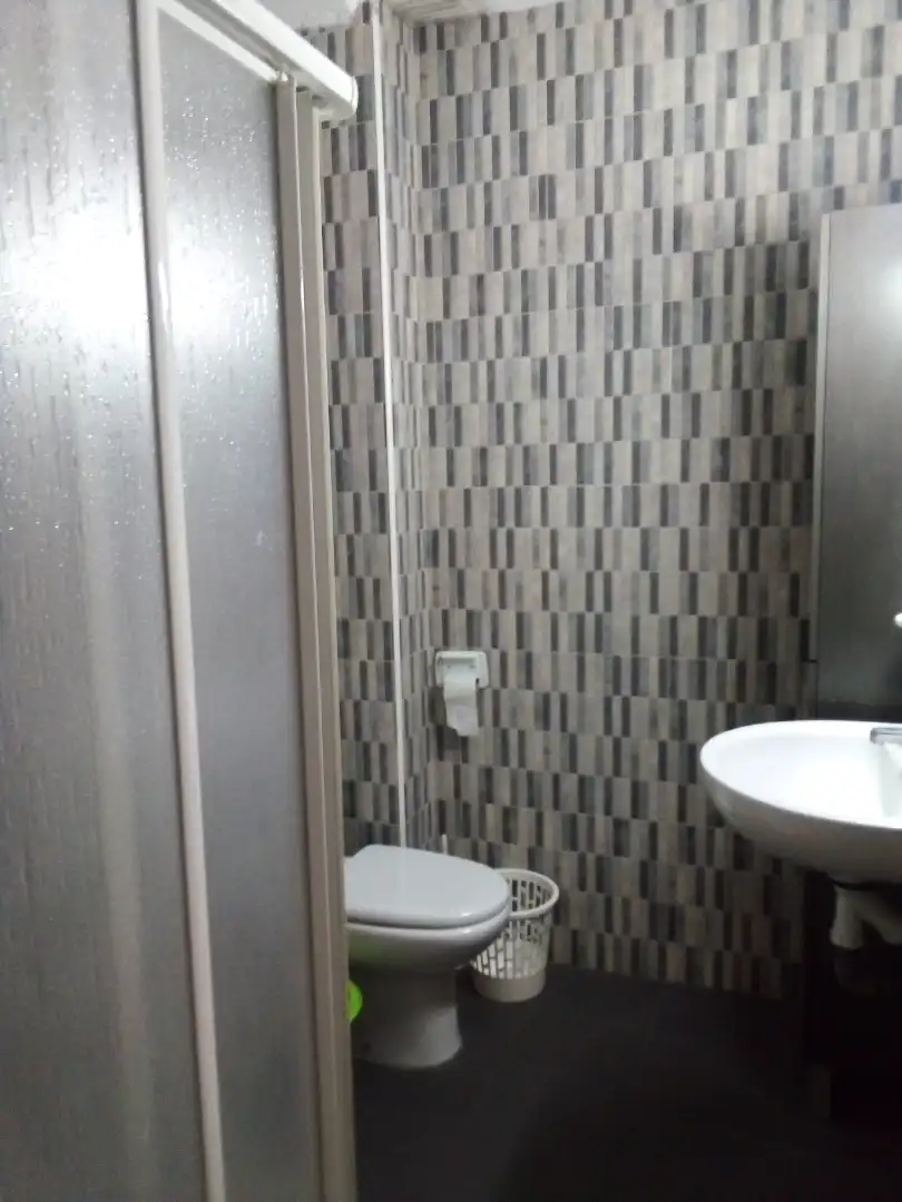 Baño de Apartamento de alquiler en Granada con Amueblado, Lavadora y TV
