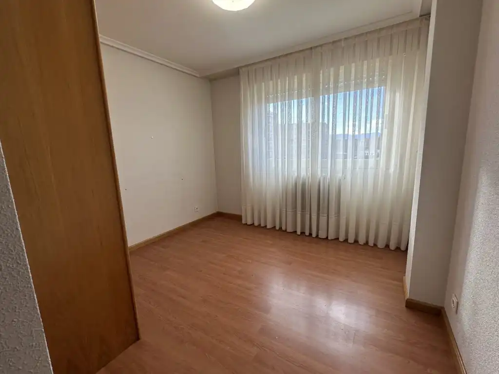 Habitación de Piso en venta en  Logroño con Calefacción, Parquet y Terraza