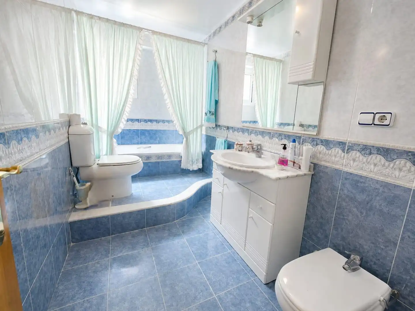Badezimmer von Wohnung zum Verkauf in Gandia mit Klimaanlage, Heizung und Terrasse