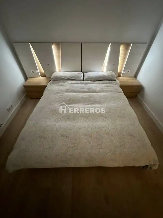 Dormitori de Apartament en venda en  Logroño amb Calefacció, Parquet i Moblat
