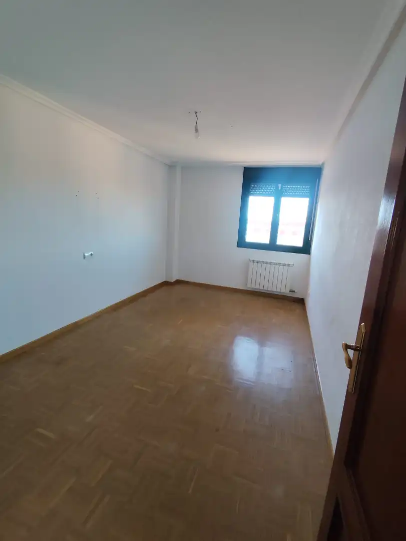 Einfamilien-Reihenhaus zur Miete in Calle Juan Bautista de Toledo, Tejares - Chamberí - Alcades