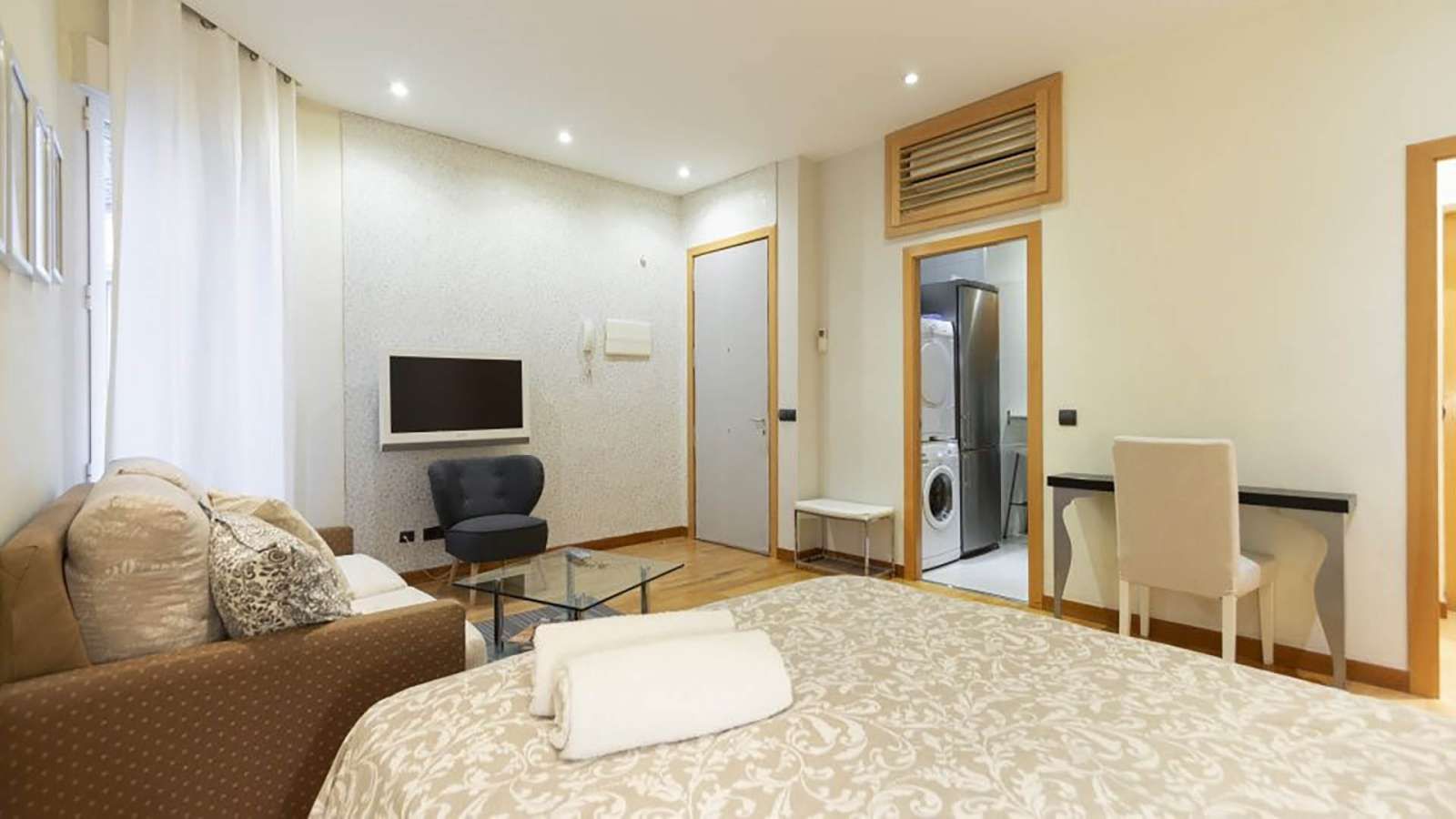 Dormitori de Estudi per a compartir en  Madrid Capital amb Aire condicionat, Terrassa i Moblat