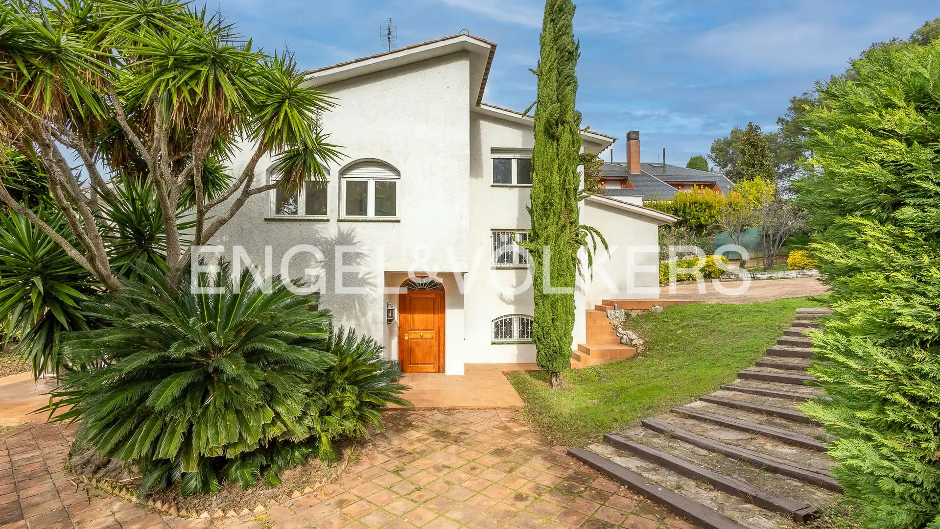 Vista exterior de Casa o xalet en venda en Cerdanyola del Vallès amb Calefacció, Jardí privat i Terrassa