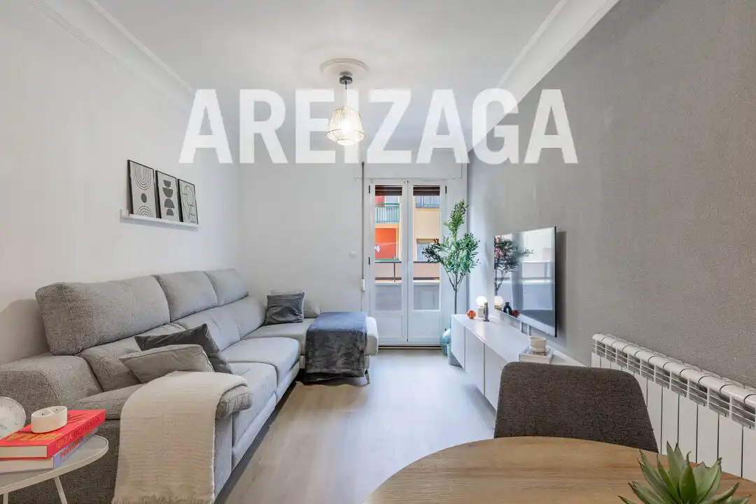 Living room of Flat for sale in Donostia - San Sebastián   with Heating, Furnished and Balcony