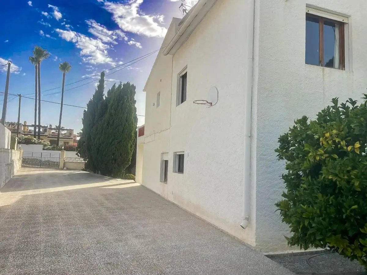Vista exterior de Casa o xalet en venda en L'Alfàs del Pi amb Terrassa i Piscina